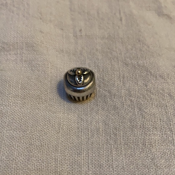 ✨PANDORA✨cupcake charm - Picture 2 of 3
